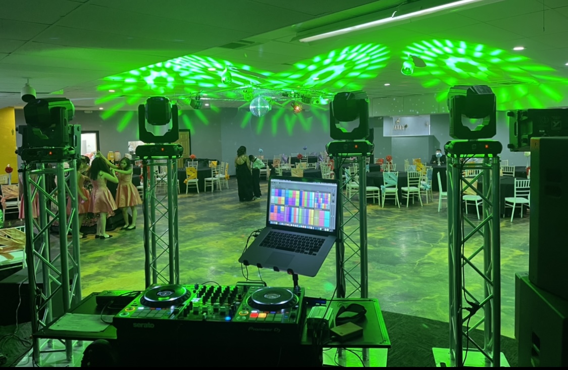 Montaje del evento con iluminación verde
