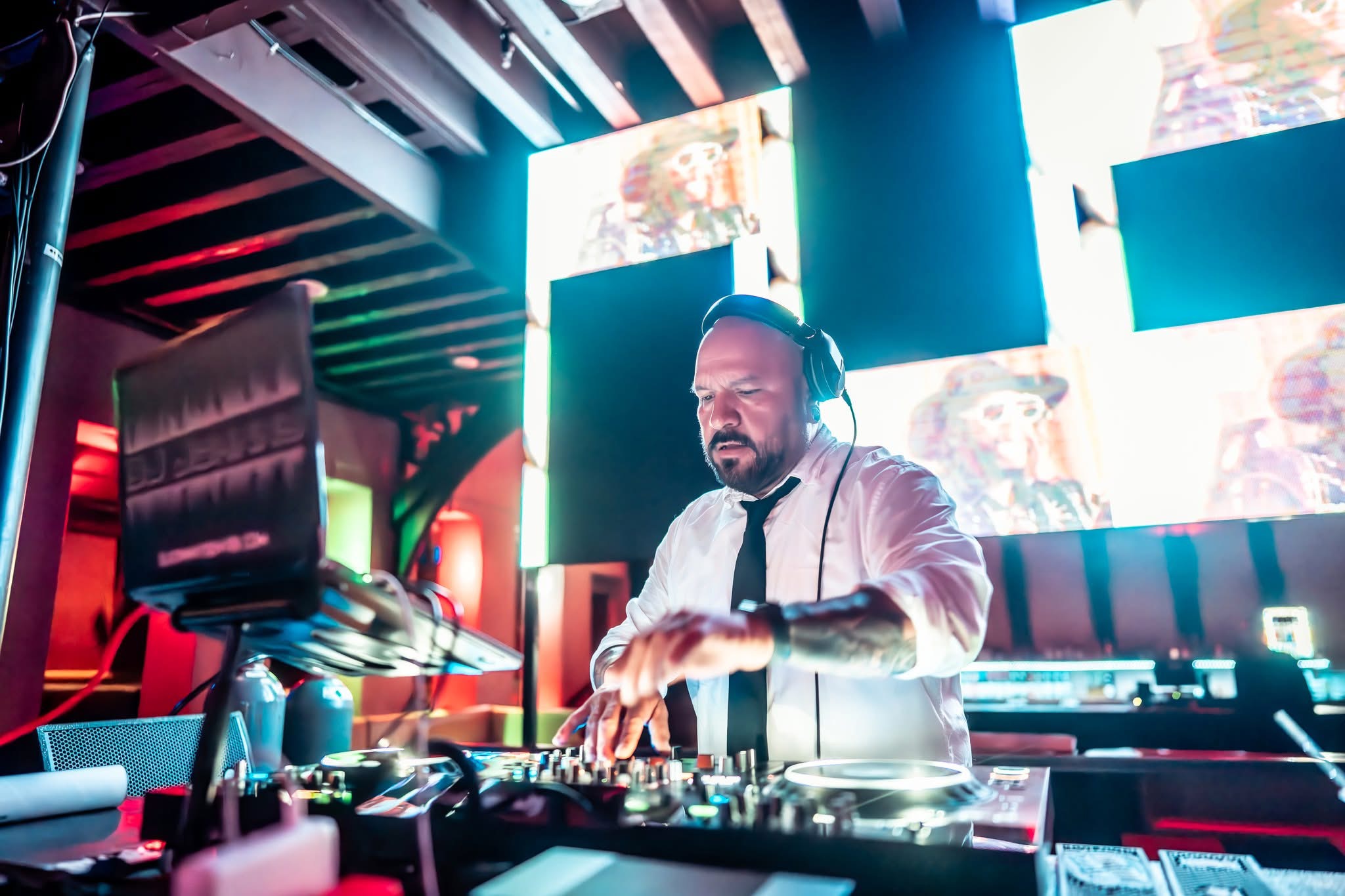 DJ Johnny de camisa y corbata en un evento formal