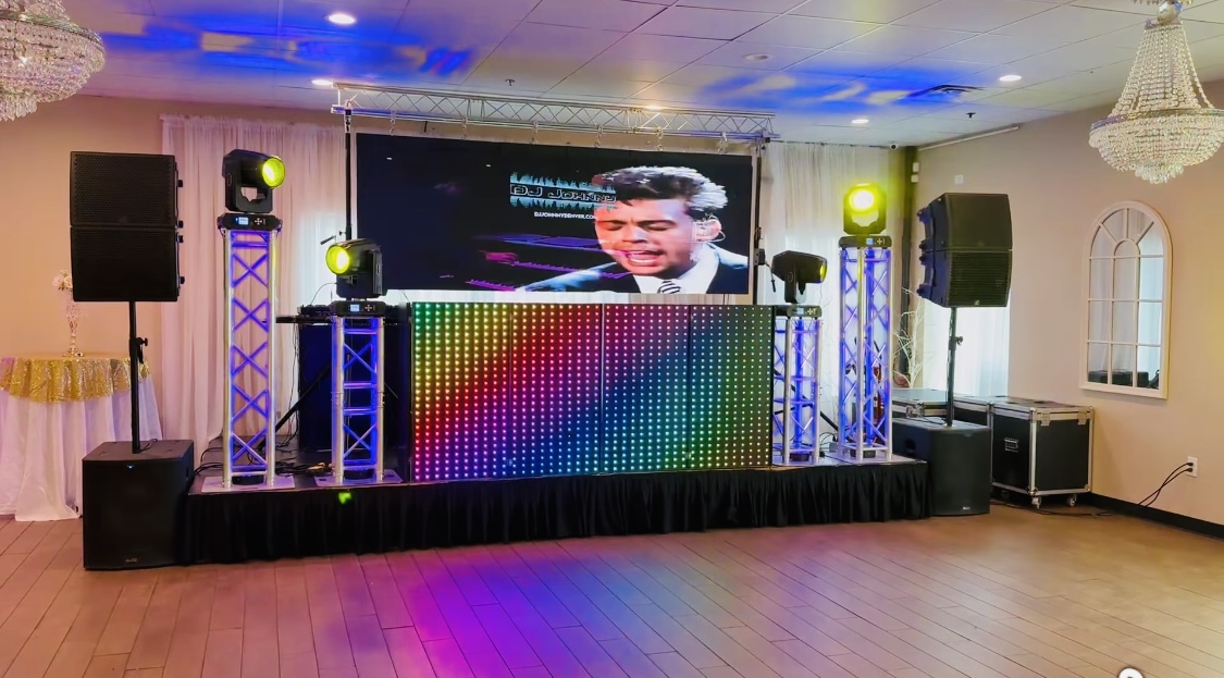 Montaje completo de sonido, truss e iluminación en salón de eventos