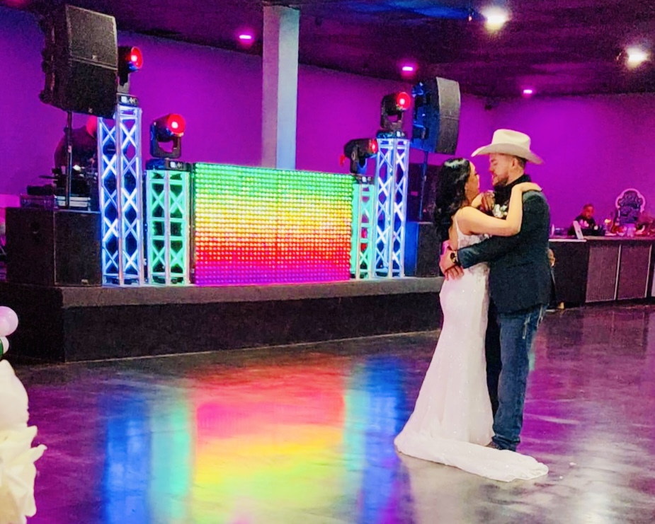 Primer baile de los novios frente a la pared LED